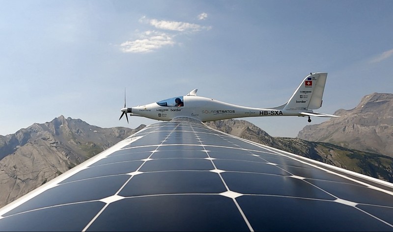 Pilot Swiss Raphael Domjan mengacungkan jempol sebelum lepas landas dalam upaya pertamanya musim ini untuk mencetak rekor penerbangan baru dengan mencapai ketinggian 10.000 meter di atas pesawat bertenaga surya SolarStratos di bandara Sion, di Sion, Swiss barat daya pada 8 Agustus 2025. (Photo by Fabrice COFFRINI / AFP)