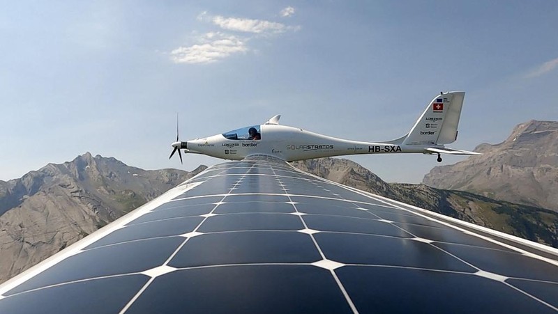 Pilot Swiss Raphael Domjan mengacungkan jempol sebelum lepas landas dalam upaya pertamanya musim ini untuk mencetak rekor penerbangan baru dengan mencapai ketinggian 10.000 meter di atas pesawat bertenaga surya SolarStratos di bandara Sion, di Sion, Swiss barat daya pada 8 Agustus 2025. (Photo by Fabrice COFFRINI / AFP)