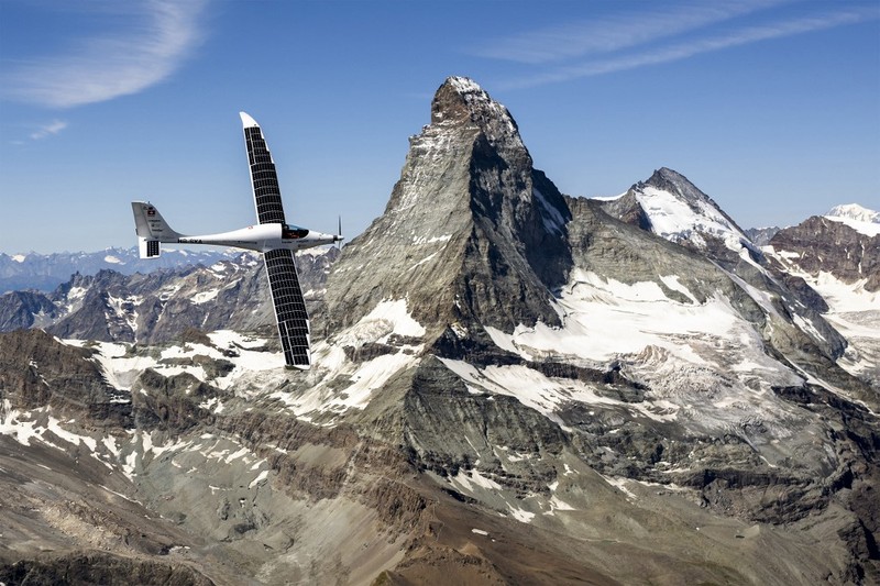Pilot Swiss Raphael Domjan mengacungkan jempol sebelum lepas landas dalam upaya pertamanya musim ini untuk mencetak rekor penerbangan baru dengan mencapai ketinggian 10.000 meter di atas pesawat bertenaga surya SolarStratos di bandara Sion, di Sion, Swiss barat daya pada 8 Agustus 2025. (Photo by Fabrice COFFRINI / AFP)
