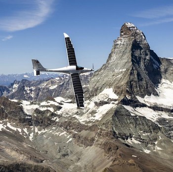 Rekor Baru! Penampakan Pesawat Surya Terbang Setinggi Gunung Everest