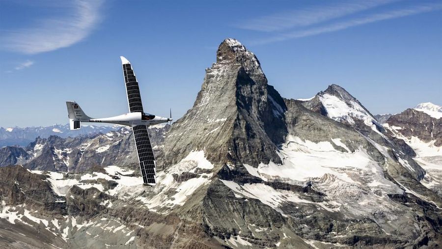 Pilot Swiss Raphael Domjan mengacungkan jempol sebelum lepas landas dalam upaya pertamanya musim ini untuk mencetak rekor penerbangan baru dengan mencapai ketinggian 10.000 meter di atas pesawat bertenaga surya SolarStratos di bandara Sion, di Sion, Swiss barat daya pada 8 Agustus 2025. (Photo by Fabrice COFFRINI / AFP)