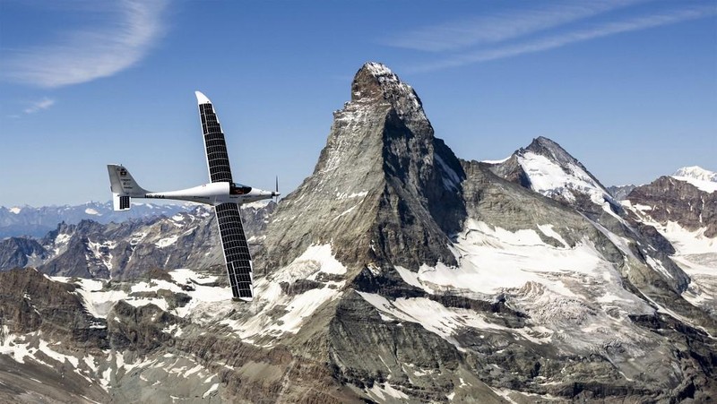 Pilot Swiss Raphael Domjan mengacungkan jempol sebelum lepas landas dalam upaya pertamanya musim ini untuk mencetak rekor penerbangan baru dengan mencapai ketinggian 10.000 meter di atas pesawat bertenaga surya SolarStratos di bandara Sion, di Sion, Swiss barat daya pada 8 Agustus 2025. (Photo by Fabrice COFFRINI / AFP)