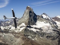 Rekor Baru! Penampakan Pesawat Surya Terbang Setinggi Gunung Everest