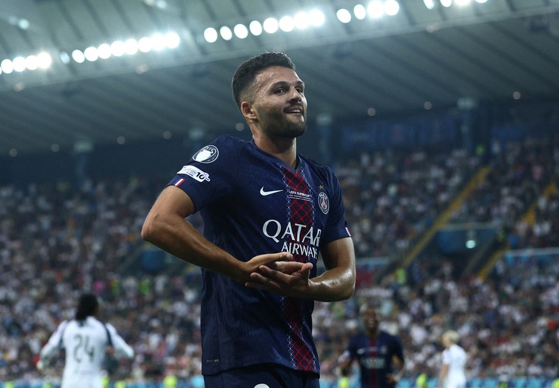 Paris Saint-Germain berpose bersama trofi usai menjuarai Piala Super UEFA 2025 setelah mengalahkan Tottenham Hotspur di Stadion Bluenergy, Udine, Italia, 13 Agustus 2025. (REUTERS/Jennifer Lorenzini)