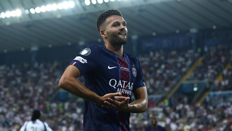 Paris Saint-Germain berpose bersama trofi usai menjuarai Piala Super UEFA 2025 setelah mengalahkan Tottenham Hotspur di Stadion Bluenergy, Udine, Italia, 13 Agustus 2025. (REUTERS/Jennifer Lorenzini)