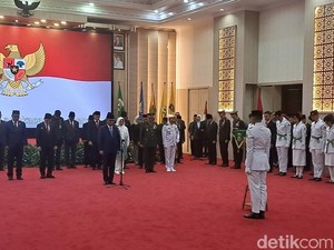 Andra Soni Kukuhkan Anggota Paskibraka untuk Upacara HUT Ke-80 RI di Banten