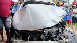 Mobil Terseret 15 Meter Usai Ditabrak Kereta Api di Deli Serdang, 1 Tewas-2 Luka