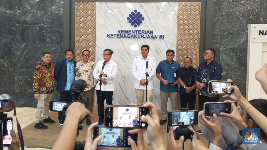 Konferensi Pers Penandatanganan Nota Kesepahaman antara Menteri Perumahan dan Kawasan Permukiman (PKP) dengan Menteri Tenaga Kerja, Badan Pusat Statistik, BPJS Tenaga Kerja dan BP Tapera di kantor Kementerian Ketenagakerjaan, Jakarta Pusat, Kamis (14/8/2025). (CNBC Indonesia/Robertus Andrianto)