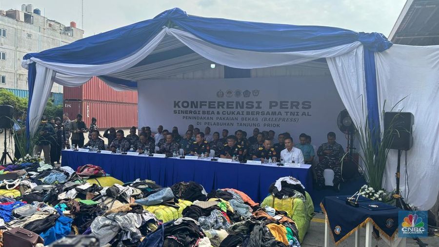 Konferensi Pers Penindankan Balpres di Pelabuhan Tanjung Priok pada Kamis, 14 Agustus 2025 pukul 13.00 WIB di Pelabuhan Tajung Priok. (CNBC Indonesia/Zahwa Madjid)