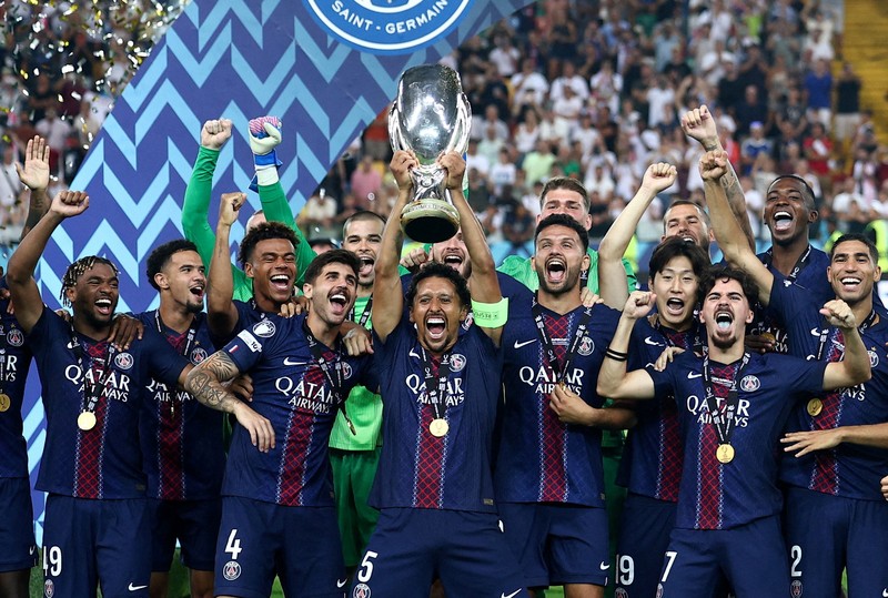 Paris Saint-Germain berpose bersama trofi usai menjuarai Piala Super UEFA 2025 setelah mengalahkan Tottenham Hotspur di Stadion Bluenergy, Udine, Italia, 13 Agustus 2025. (REUTERS/Jennifer Lorenzini)