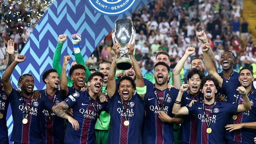 Paris Saint-Germain berpose bersama trofi usai menjuarai Piala Super UEFA 2025 setelah mengalahkan Tottenham Hotspur di Stadion Bluenergy, Udine, Italia, 13 Agustus 2025. (REUTERS/Jennifer Lorenzini)