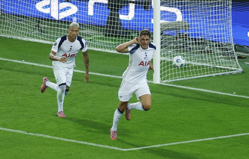 Paris Saint-Germain berpose bersama trofi usai menjuarai Piala Super UEFA 2025 setelah mengalahkan Tottenham Hotspur di Stadion Bluenergy, Udine, Italia, 13 Agustus 2025. (REUTERS/Jennifer Lorenzini)