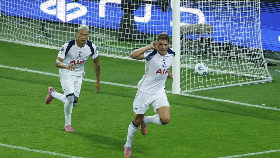 Paris Saint-Germain berpose bersama trofi usai menjuarai Piala Super UEFA 2025 setelah mengalahkan Tottenham Hotspur di Stadion Bluenergy, Udine, Italia, 13 Agustus 2025. (REUTERS/Jennifer Lorenzini)