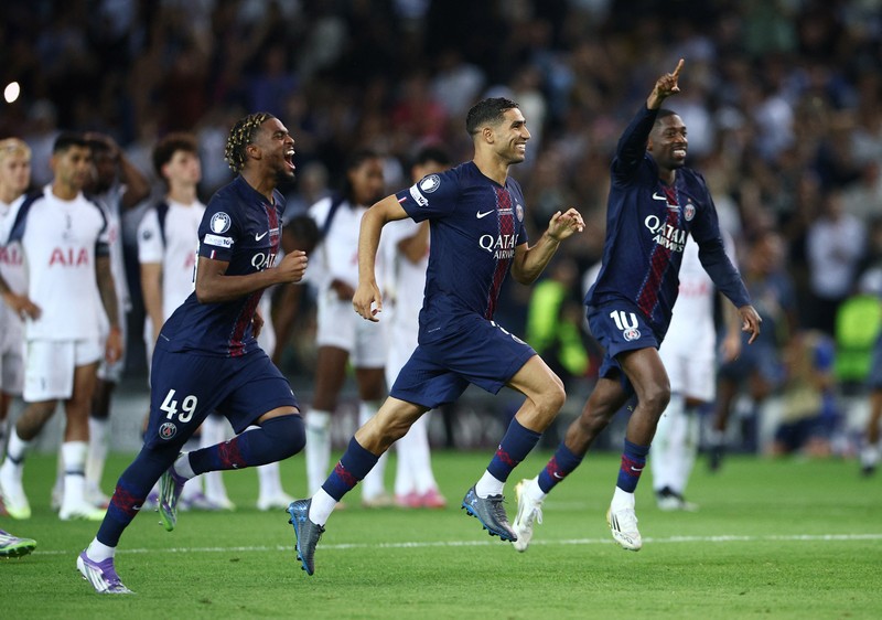 Paris Saint-Germain berpose bersama trofi usai menjuarai Piala Super UEFA 2025 setelah mengalahkan Tottenham Hotspur di Stadion Bluenergy, Udine, Italia, 13 Agustus 2025. (REUTERS/Jennifer Lorenzini)