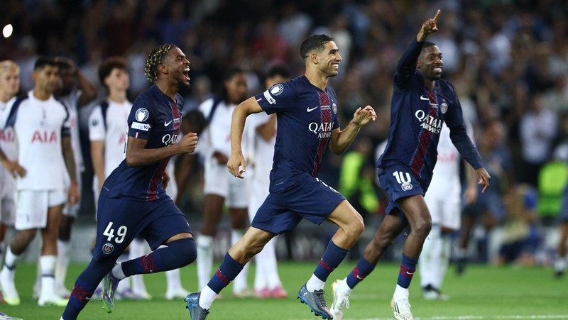 Paris Saint-Germain berpose bersama trofi usai menjuarai Piala Super UEFA 2025 setelah mengalahkan Tottenham Hotspur di Stadion Bluenergy, Udine, Italia, 13 Agustus 2025. (REUTERS/Jennifer Lorenzini)