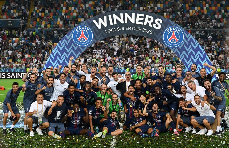 Paris Saint-Germain berpose bersama trofi usai menjuarai Piala Super UEFA 2025 setelah mengalahkan Tottenham Hotspur di Stadion Bluenergy, Udine, Italia, 13 Agustus 2025. (REUTERS/Jennifer Lorenzini)