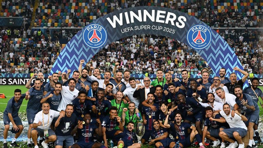 Paris Saint-Germain berpose bersama trofi usai menjuarai Piala Super UEFA 2025 setelah mengalahkan Tottenham Hotspur di Stadion Bluenergy, Udine, Italia, 13 Agustus 2025. (REUTERS/Jennifer Lorenzini)