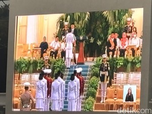 Formasi Baru Paskibraka HUT RI Saat Gladi Bersih Penurunan Bendera di Istana