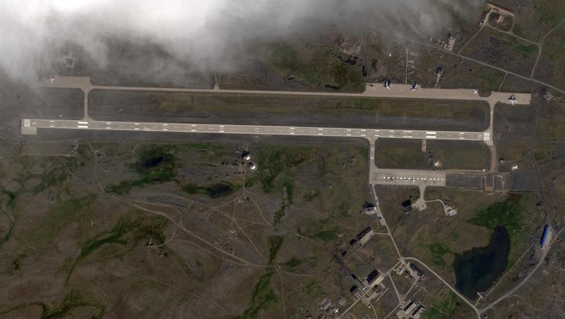 Pemandangan satelit menunjukkan peralatan di lokasi uji Pankovo di Pulau Yuzhny, di kepulauan Laut Barents Novaya Zemlya, Rusia, 7 Agustus 2025. (Planet Labs PBC/Handout via REUTERS)|