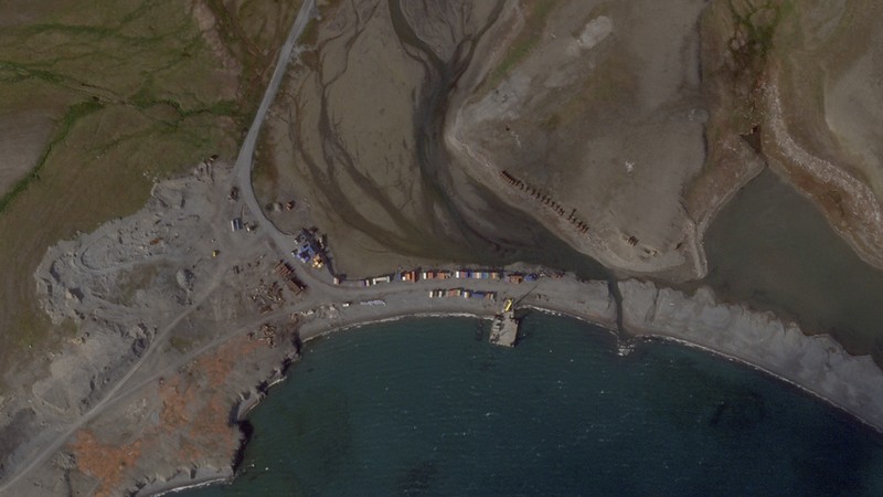 Pemandangan satelit menunjukkan peralatan di lokasi uji Pankovo di Pulau Yuzhny, di kepulauan Laut Barents Novaya Zemlya, Rusia, 7 Agustus 2025. (Planet Labs PBC/Handout via REUTERS)|