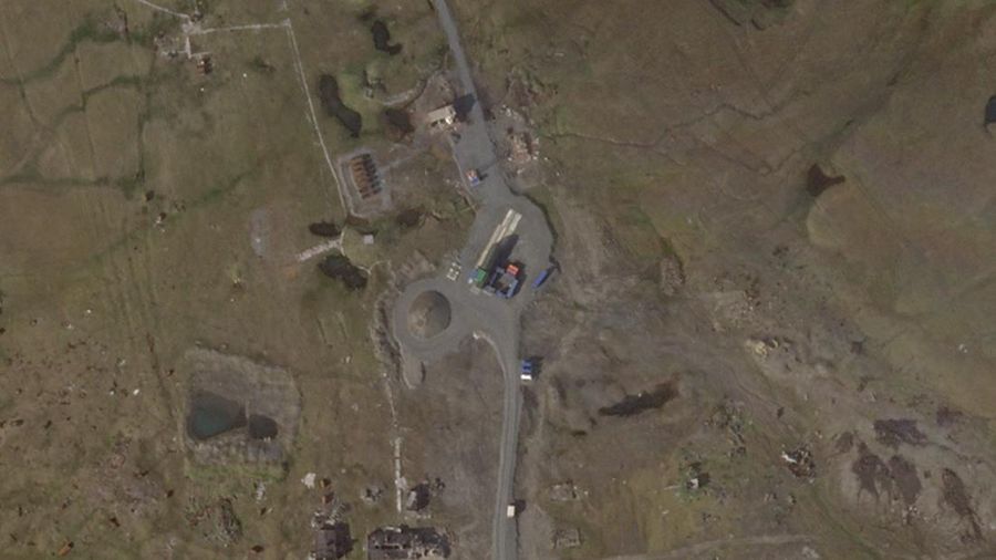 Pemandangan satelit menunjukkan peralatan di lokasi uji Pankovo di Pulau Yuzhny, di kepulauan Laut Barents Novaya Zemlya, Rusia, 7 Agustus 2025. (Planet Labs PBC/Handout via REUTERS)|