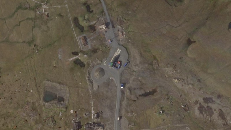 Pemandangan satelit menunjukkan peralatan di lokasi uji Pankovo di Pulau Yuzhny, di kepulauan Laut Barents Novaya Zemlya, Rusia, 7 Agustus 2025. (Planet Labs PBC/Handout via REUTERS)|