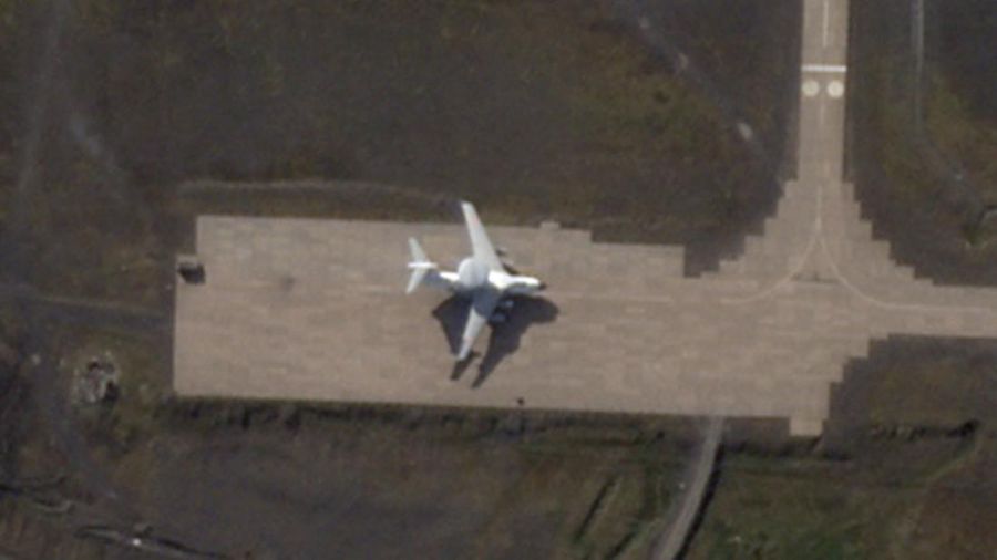 Pemandangan satelit menunjukkan peralatan di lokasi uji Pankovo di Pulau Yuzhny, di kepulauan Laut Barents Novaya Zemlya, Rusia, 7 Agustus 2025. (Planet Labs PBC/Handout via REUTERS)|