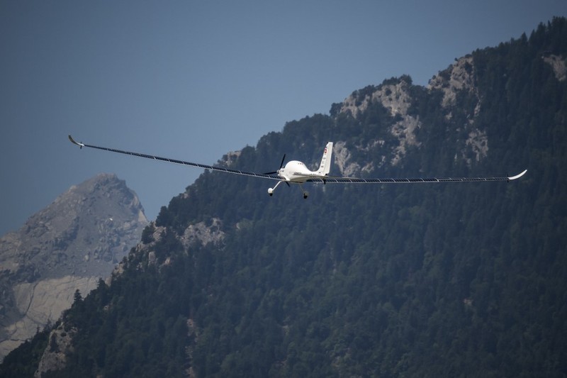 Pilot Swiss Raphael Domjan mengacungkan jempol sebelum lepas landas dalam upaya pertamanya musim ini untuk mencetak rekor penerbangan baru dengan mencapai ketinggian 10.000 meter di atas pesawat bertenaga surya SolarStratos di bandara Sion, di Sion, Swiss barat daya pada 8 Agustus 2025. (Photo by Fabrice COFFRINI / AFP)