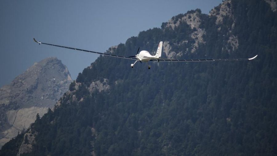 Pilot Swiss Raphael Domjan mengacungkan jempol sebelum lepas landas dalam upaya pertamanya musim ini untuk mencetak rekor penerbangan baru dengan mencapai ketinggian 10.000 meter di atas pesawat bertenaga surya SolarStratos di bandara Sion, di Sion, Swiss barat daya pada 8 Agustus 2025. (Photo by Fabrice COFFRINI / AFP)