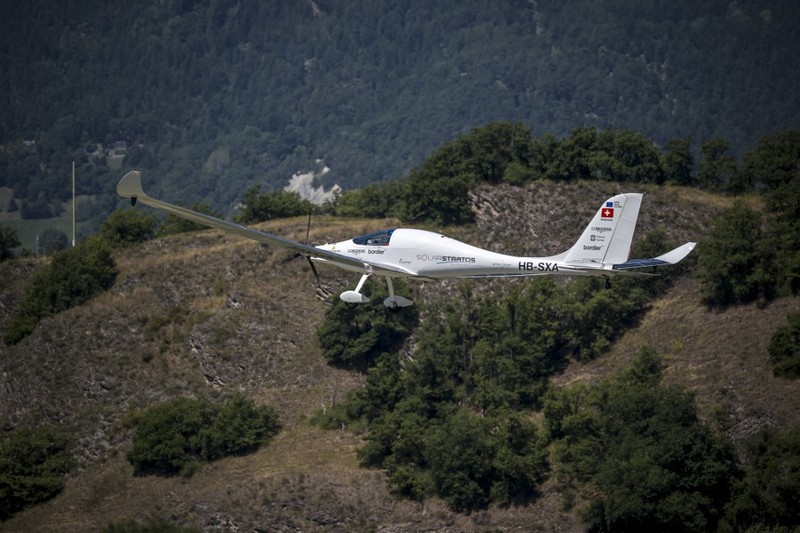 Pilot Swiss Raphael Domjan mengacungkan jempol sebelum lepas landas dalam upaya pertamanya musim ini untuk mencetak rekor penerbangan baru dengan mencapai ketinggian 10.000 meter di atas pesawat bertenaga surya SolarStratos di bandara Sion, di Sion, Swiss barat daya pada 8 Agustus 2025. (Photo by Fabrice COFFRINI / AFP)