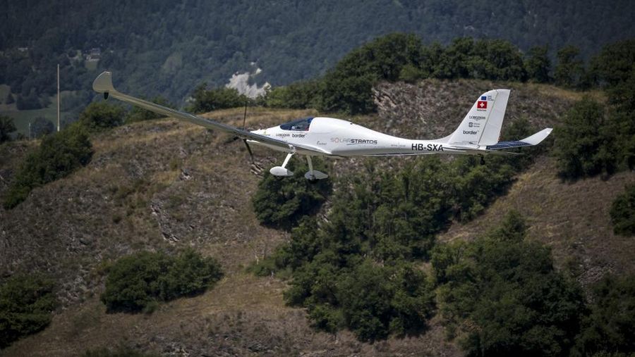 Pilot Swiss Raphael Domjan mengacungkan jempol sebelum lepas landas dalam upaya pertamanya musim ini untuk mencetak rekor penerbangan baru dengan mencapai ketinggian 10.000 meter di atas pesawat bertenaga surya SolarStratos di bandara Sion, di Sion, Swiss barat daya pada 8 Agustus 2025. (Photo by Fabrice COFFRINI / AFP)