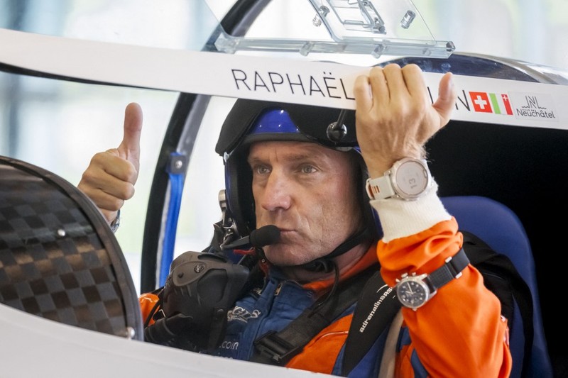 Pilot Swiss Raphael Domjan mengacungkan jempol sebelum lepas landas dalam upaya pertamanya musim ini untuk mencetak rekor penerbangan baru dengan mencapai ketinggian 10.000 meter di atas pesawat bertenaga surya SolarStratos di bandara Sion, di Sion, Swiss barat daya pada 8 Agustus 2025. (Photo by Fabrice COFFRINI / AFP)