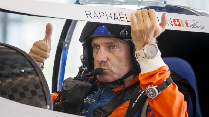 Pilot Swiss Raphael Domjan mengacungkan jempol sebelum lepas landas dalam upaya pertamanya musim ini untuk mencetak rekor penerbangan baru dengan mencapai ketinggian 10.000 meter di atas pesawat bertenaga surya SolarStratos di bandara Sion, di Sion, Swiss barat daya pada 8 Agustus 2025. (Photo by Fabrice COFFRINI / AFP)
