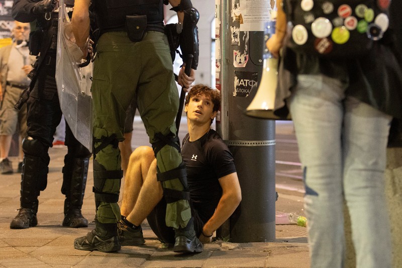 Polisi Serbia turun tangan untuk mengakhiri kebuntuan antara pendukung partai berkuasa dan pengunjuk rasa anti-pemerintah di Beograd, Serbia, 13 Agustus 2025. (REUTERS/Djordje Kojadinovic)