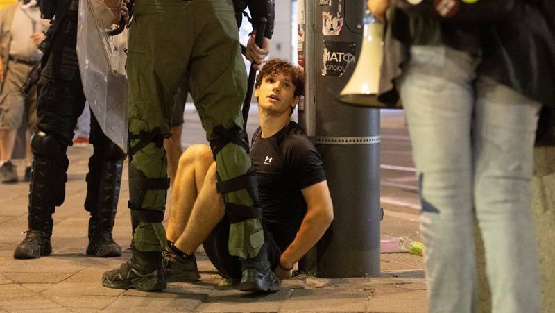 Polisi Serbia turun tangan untuk mengakhiri kebuntuan antara pendukung partai berkuasa dan pengunjuk rasa anti-pemerintah di Beograd, Serbia, 13 Agustus 2025. (REUTERS/Djordje Kojadinovic)