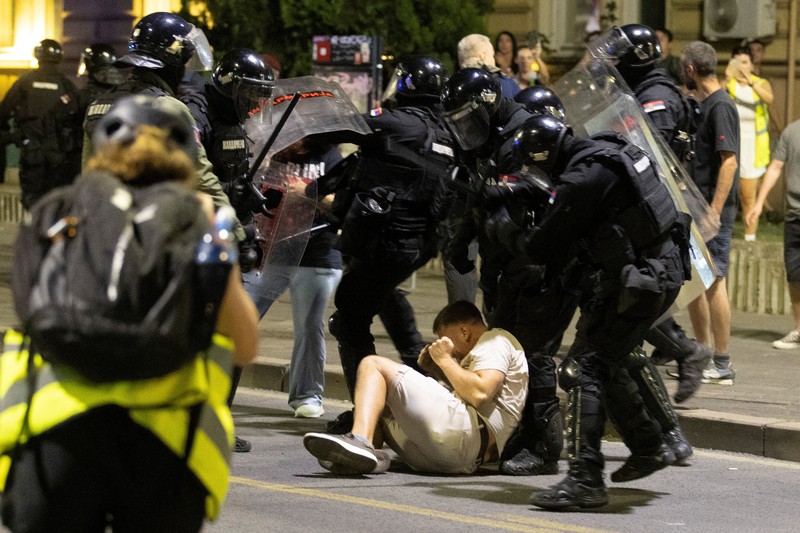 Polisi Serbia turun tangan untuk mengakhiri kebuntuan antara pendukung partai berkuasa dan pengunjuk rasa anti-pemerintah di Beograd, Serbia, 13 Agustus 2025. (REUTERS/Djordje Kojadinovic)