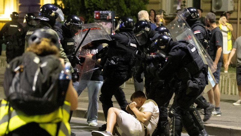 Polisi Serbia turun tangan untuk mengakhiri kebuntuan antara pendukung partai berkuasa dan pengunjuk rasa anti-pemerintah di Beograd, Serbia, 13 Agustus 2025. (REUTERS/Djordje Kojadinovic)