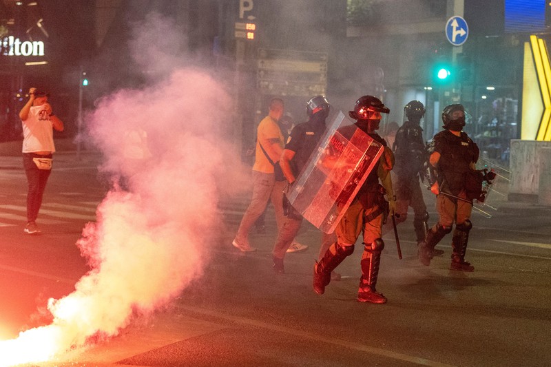 Polisi Serbia turun tangan untuk mengakhiri kebuntuan antara pendukung partai berkuasa dan pengunjuk rasa anti-pemerintah di Beograd, Serbia, 13 Agustus 2025. (REUTERS/Djordje Kojadinovic)