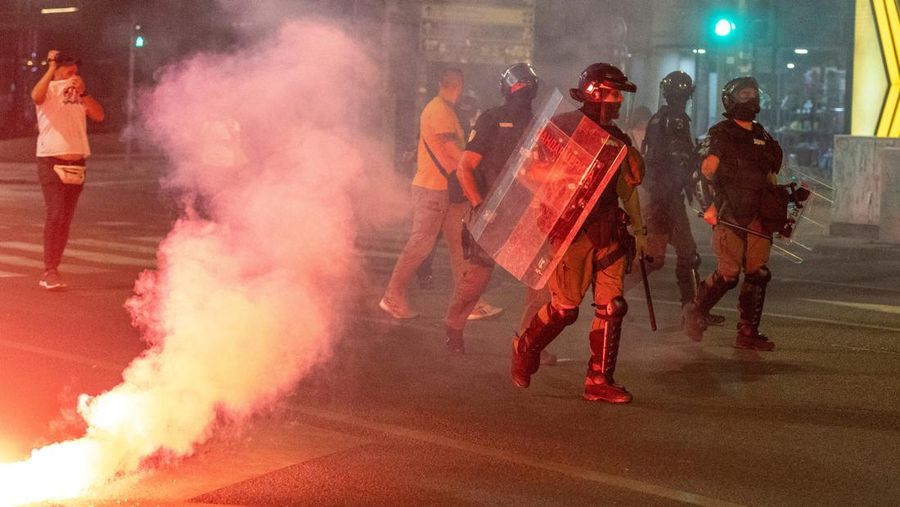 Polisi Serbia turun tangan untuk mengakhiri kebuntuan antara pendukung partai berkuasa dan pengunjuk rasa anti-pemerintah di Beograd, Serbia, 13 Agustus 2025. (REUTERS/Djordje Kojadinovic)