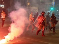 Potret Chaos Demo Antipemerintah, Polisi dan Massa Saling Serang