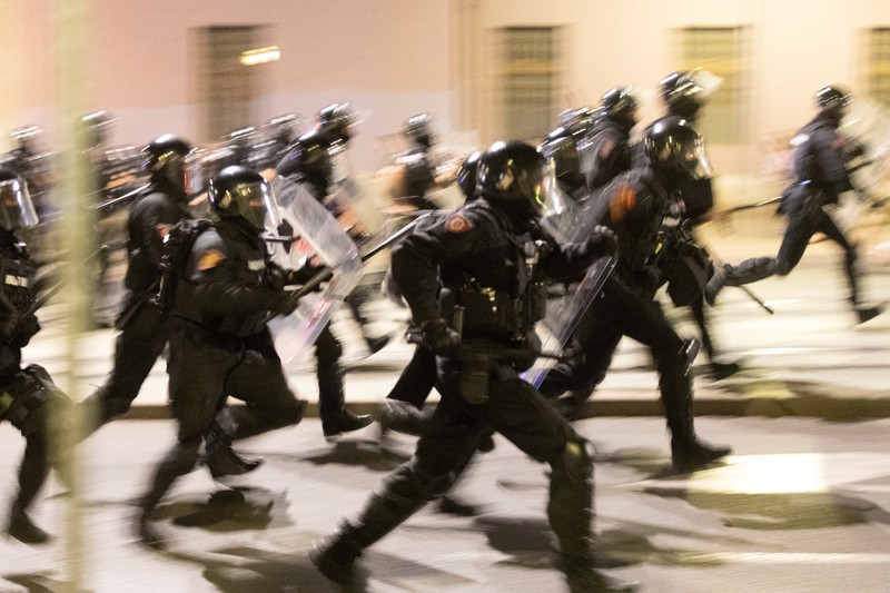 Polisi Serbia turun tangan untuk mengakhiri kebuntuan antara pendukung partai berkuasa dan pengunjuk rasa anti-pemerintah di Beograd, Serbia, 13 Agustus 2025. Polisi Serbia turun tangan untuk mengakhiri kebuntuan antara pendukung partai berkuasa dan pengunjuk rasa anti-pemerintah di Beograd, Serbia, 13 Agustus 2025. (REUTERS/Djordje Kojadinovic)