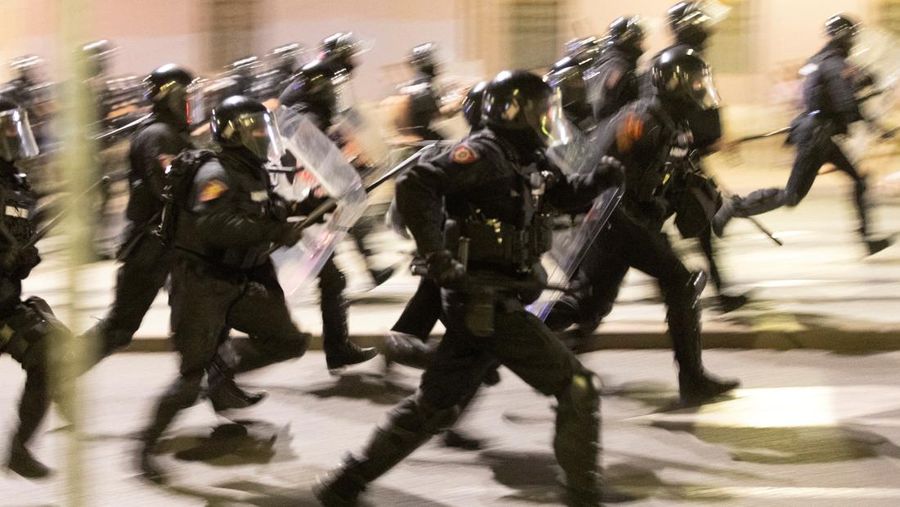 Polisi Serbia turun tangan untuk mengakhiri kebuntuan antara pendukung partai berkuasa dan pengunjuk rasa anti-pemerintah di Beograd, Serbia, 13 Agustus 2025. (REUTERS/Djordje Kojadinovic)