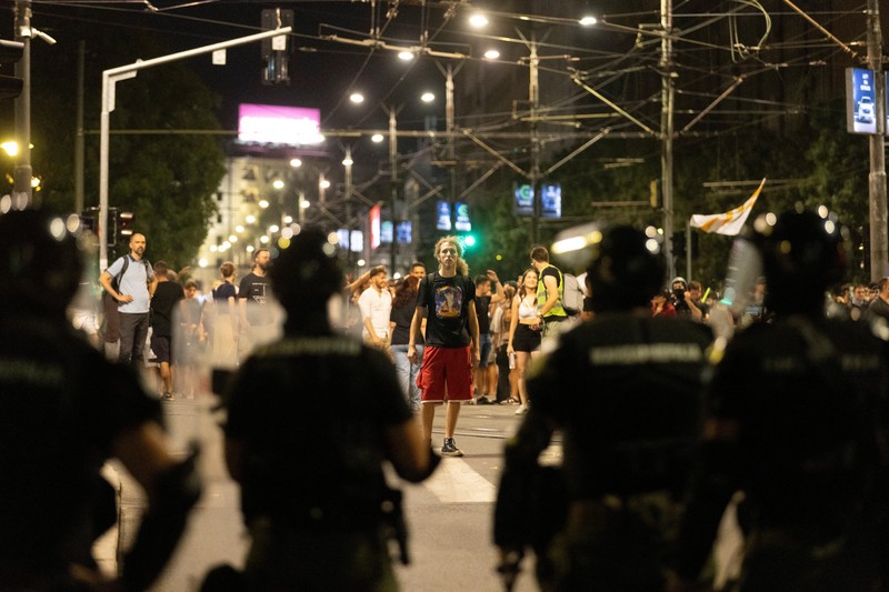Polisi Serbia turun tangan untuk mengakhiri kebuntuan antara pendukung partai berkuasa dan pengunjuk rasa anti-pemerintah di Beograd, Serbia, 13 Agustus 2025. (REUTERS/Djordje Kojadinovic)