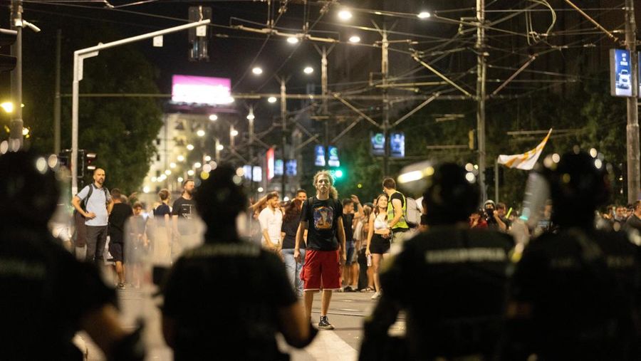 Polisi Serbia turun tangan untuk mengakhiri kebuntuan antara pendukung partai berkuasa dan pengunjuk rasa anti-pemerintah di Beograd, Serbia, 13 Agustus 2025. Polisi Serbia turun tangan untuk mengakhiri kebuntuan antara pendukung partai berkuasa dan pengunjuk rasa anti-pemerintah di Beograd, Serbia, 13 Agustus 2025. (REUTERS/Djordje Kojadinovic)