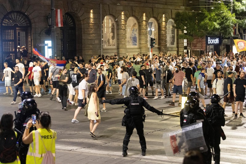 Polisi Serbia turun tangan untuk mengakhiri kebuntuan antara pendukung partai berkuasa dan pengunjuk rasa anti-pemerintah di Beograd, Serbia, 13 Agustus 2025. (REUTERS/Djordje Kojadinovic)