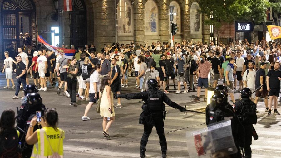 Polisi Serbia turun tangan untuk mengakhiri kebuntuan antara pendukung partai berkuasa dan pengunjuk rasa anti-pemerintah di Beograd, Serbia, 13 Agustus 2025. Polisi Serbia turun tangan untuk mengakhiri kebuntuan antara pendukung partai berkuasa dan pengunjuk rasa anti-pemerintah di Beograd, Serbia, 13 Agustus 2025. (REUTERS/Djordje Kojadinovic)