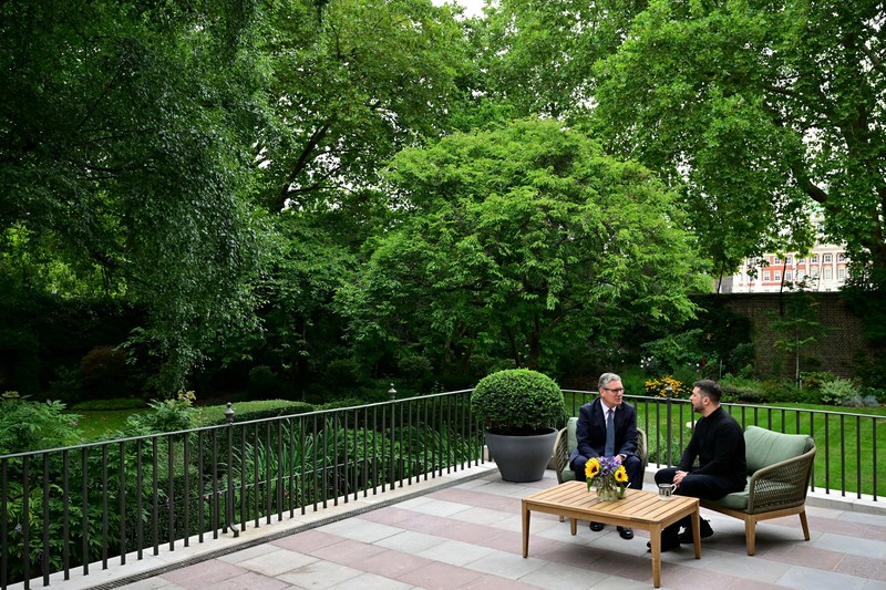 Presiden Ukraina Volodymyr Zelensky akan bertemu Perdana Menteri Inggris Keir Starmer di London, Kamis (14/8/2025). (REUTERS/Suzanne Plunkett)