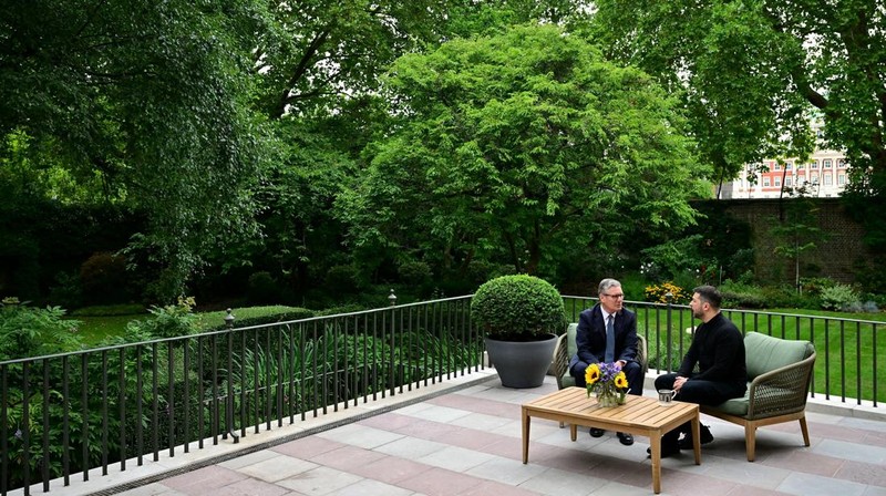 Presiden Ukraina Volodymyr Zelensky akan bertemu Perdana Menteri Inggris Keir Starmer di London, Kamis (14/8/2025). (REUTERS/Suzanne Plunkett)