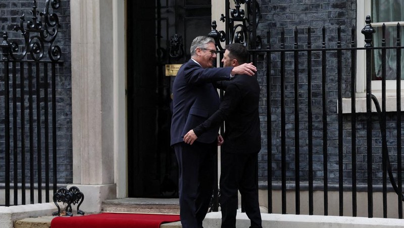 Presiden Ukraina Volodymyr Zelensky akan bertemu Perdana Menteri Inggris Keir Starmer di London, Kamis (14/8/2025). (REUTERS/Suzanne Plunkett)