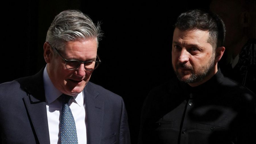 Presiden Ukraina Volodymyr Zelensky akan bertemu Perdana Menteri Inggris Keir Starmer di London, Kamis (14/8/2025). (REUTERS/Suzanne Plunkett)